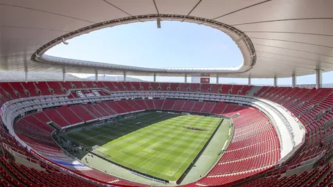 库里三分突破4000分大关，勇士主场战胜国王